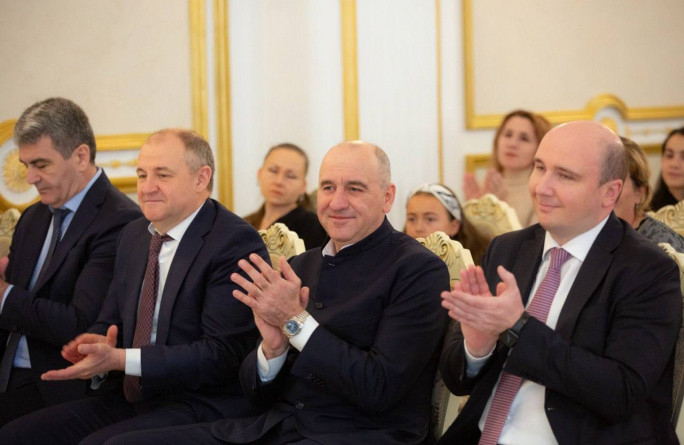 Поздравление Главы Карачаево- Черкесии Рашида Темрезова ко Дню матери