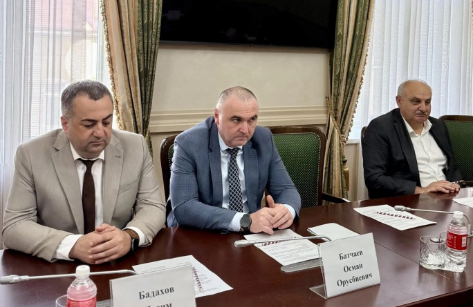 В Правительстве КЧР обсудили меры по недопущению задолженности по зарплате